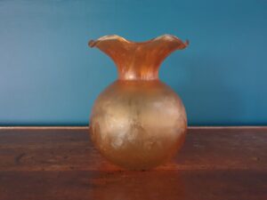 Vase boule en verre opalescent