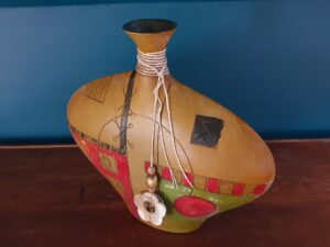 Vase ethnique en résine aspect bois