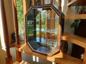 Vitrine hexagonale en bois