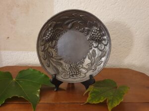 Vide-poches en étain repoussé