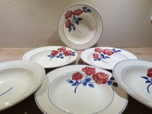 Assiettes roses rouges anciennes