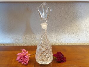 Carafe ancienne en verre taillé