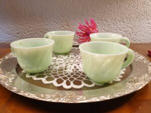Tasses anciennes en opaline