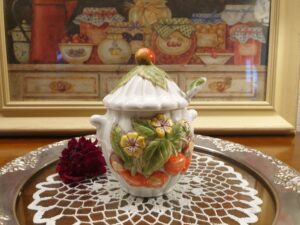 Confiturier ancien en barbotine