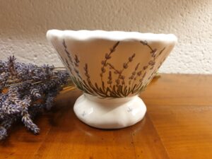 Vase pique-fleurs aux lavandes