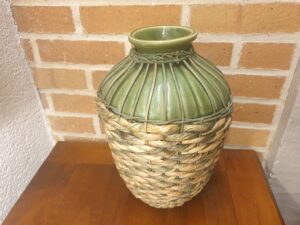 Vase en céramique et rotin
