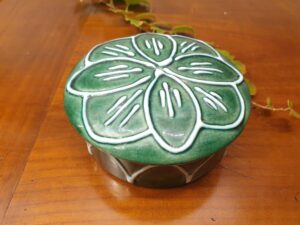 Boîte ancienne en céramique