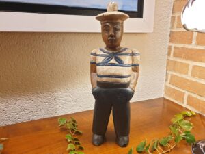 Statuette de marin en bois