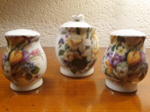 Ménagère ancienne en porcelaine