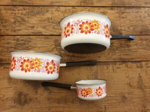 Casseroles vintage des années 70