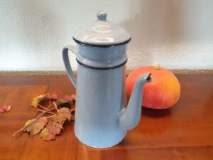 Cafetière ancienne en tôle émaillée