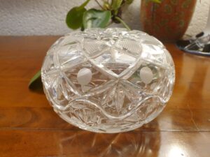 Bonbonnière, sucrier en verre ciselé