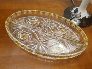 Plat ovale en verre ciselé